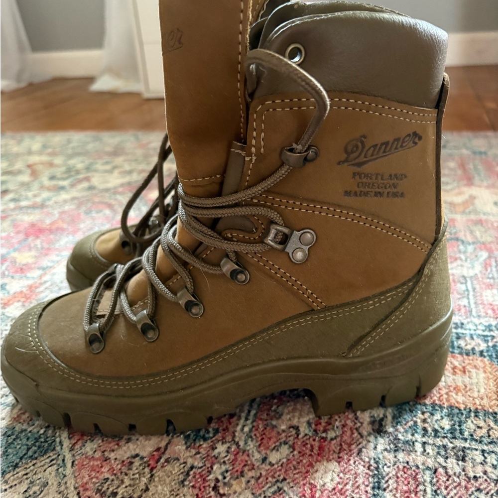 Danner Women's Tan/Brown Lace-Up Hiking Boots
